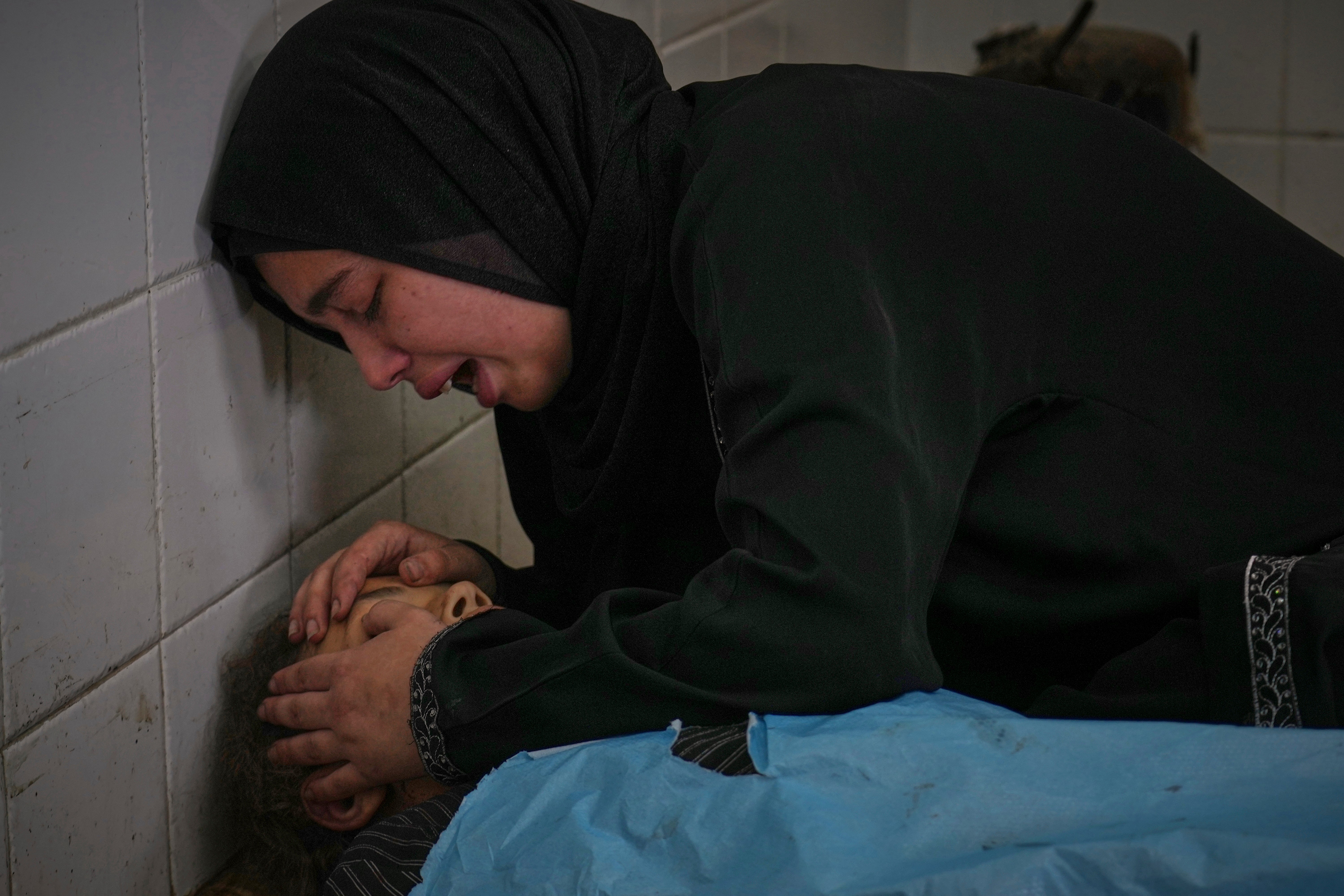 Matka plače nad telom svojho mŕtveho dieťaťa